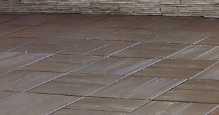 Бетонная брусчатка двора в Челябинске в октябре
