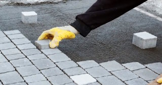 Монтаж тротуарной плитки на даче в Челябинске в октябре