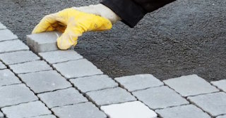 Укладка брусчатки в Челябинске - цена от 825 руб. за м2 | ТротуарнаяПлитка