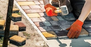 Укладка брусчатки «старый город» три цвета в Челябинске в октябре